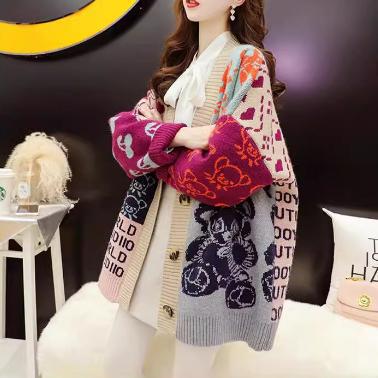 Damen Strickjacke mit lebhaftem Motiv und praktischen Knopfdetails Mirla-Eva Jonsson