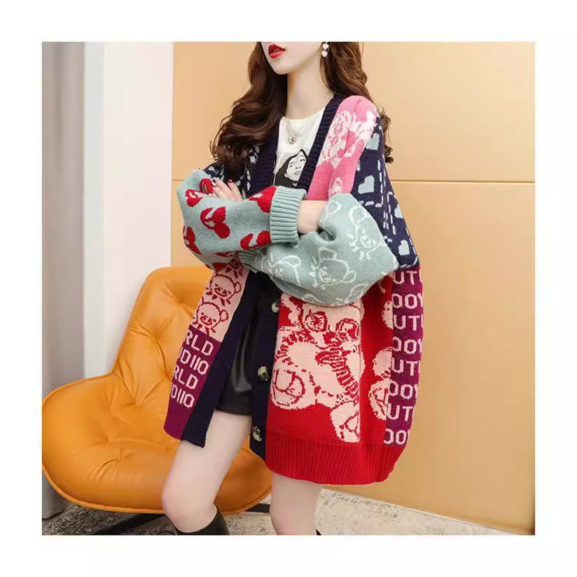 Damen Strickjacke mit lebhaftem Motiv und praktischen Knopfdetails Mirla-Eva Jonsson