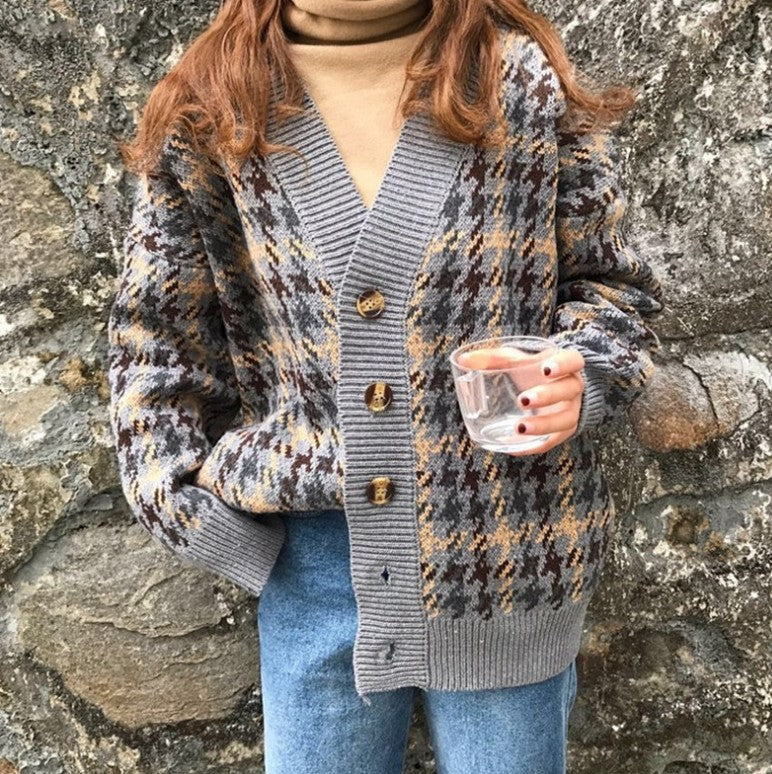 Damen Strickjacke mit modernem Hahnentrittmuster und knöpfbarem Design Mirla-Eva Jonsson