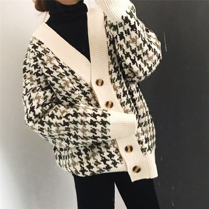 Damen Strickjacke mit modernem Hahnentrittmuster und knöpfbarem Design Mirla-Eva Jonsson