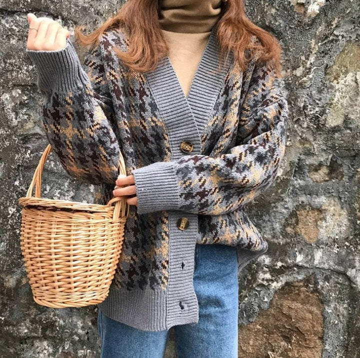Damen Strickjacke mit modernem Hahnentrittmuster und knöpfbarem Design Mirla-Eva Jonsson