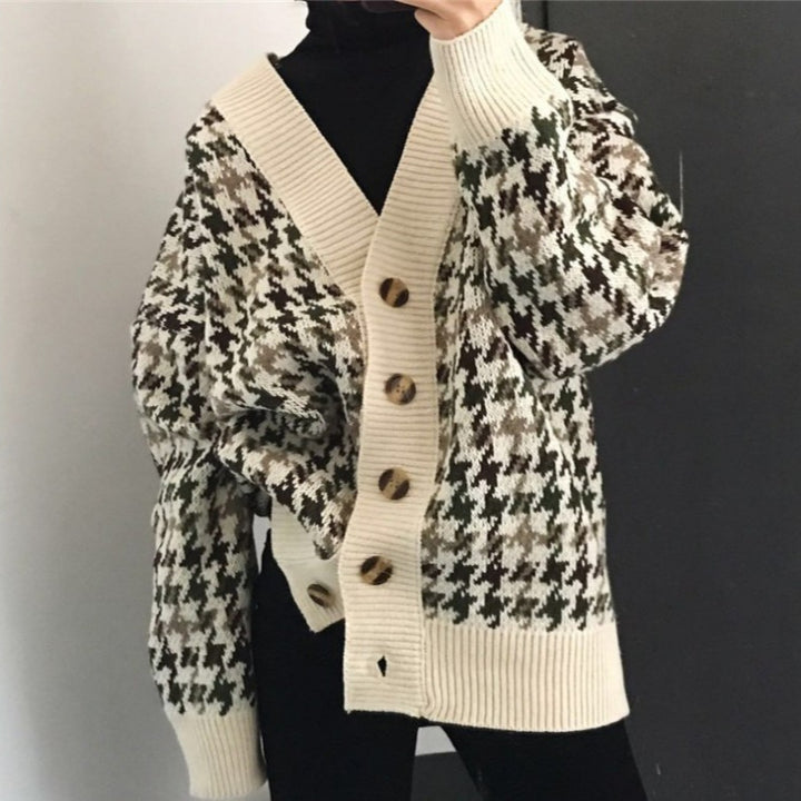 Damen Strickjacke mit modernen Zopfmuster und Holzknöpfen Mirla-Eva Jonsson
