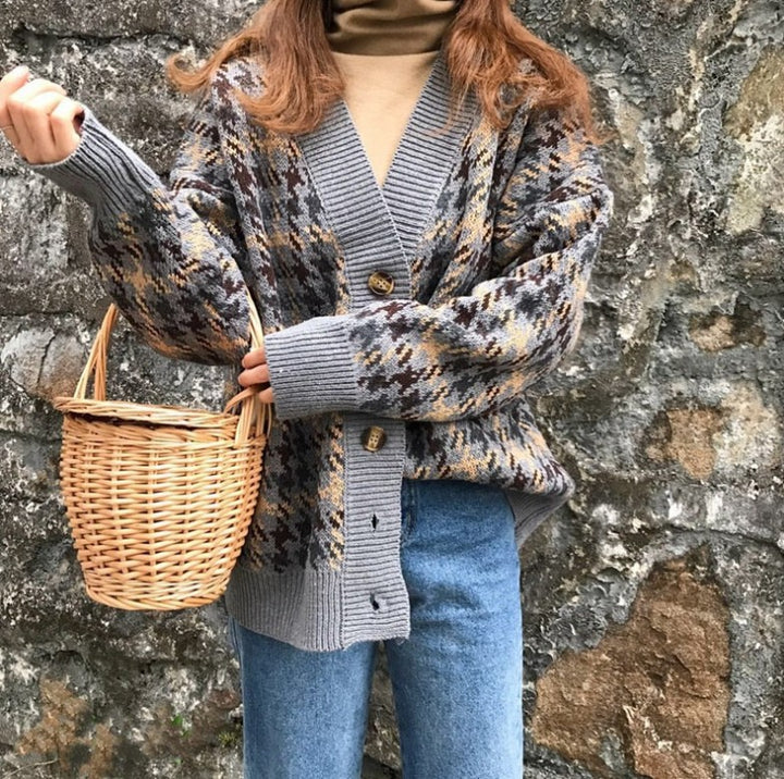 Damen Strickjacke mit modernen Zopfmuster und Holzknöpfen Mirla-Eva Jonsson