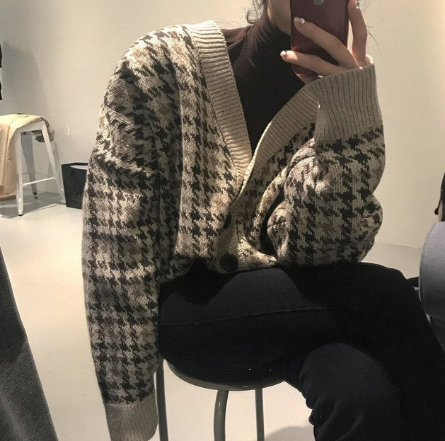 Damen Strickjacke mit modernen Zopfmuster und Holzknöpfen Mirla-Eva Jonsson