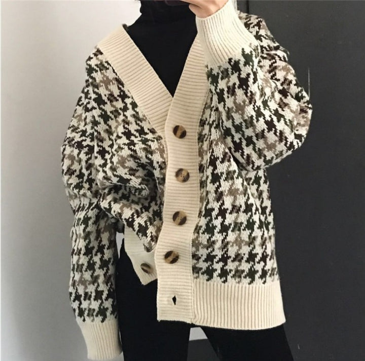 Damen Strickjacke mit modernen Zopfmuster und Holzknöpfen Mirla-Eva Jonsson