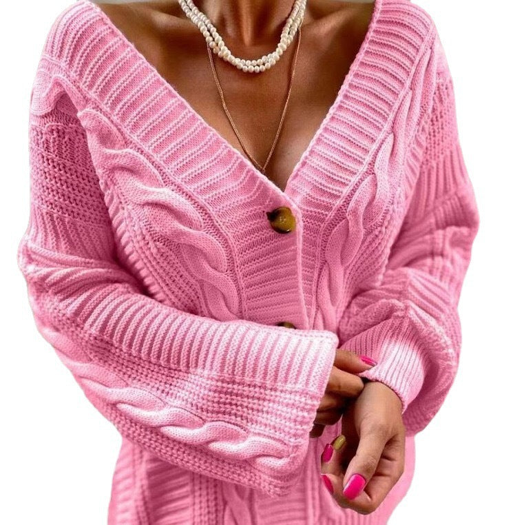 Damen Strickjacke mit tiefem V-Ausschnitt und einzigartigem Zopfdesign Mirla-Eva Jonsson