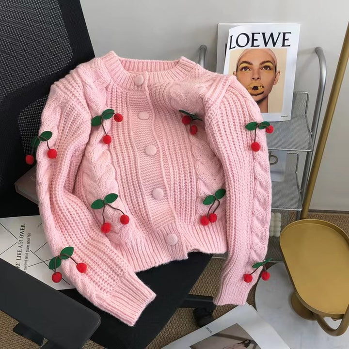 Damen Strickjacke mit verspieltem Kirschmotiv und eleganten Zopfmustern Mirla-Eva Jonsson
