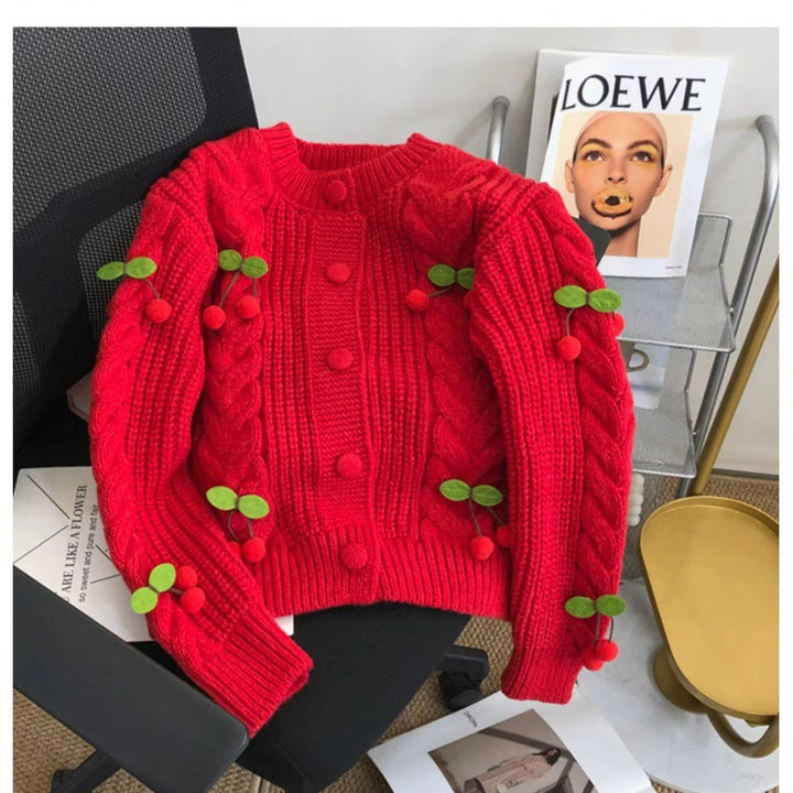 Damen Strickjacke mit verspieltem Kirschmotiv und eleganten Zopfmustern Mirla-Eva Jonsson