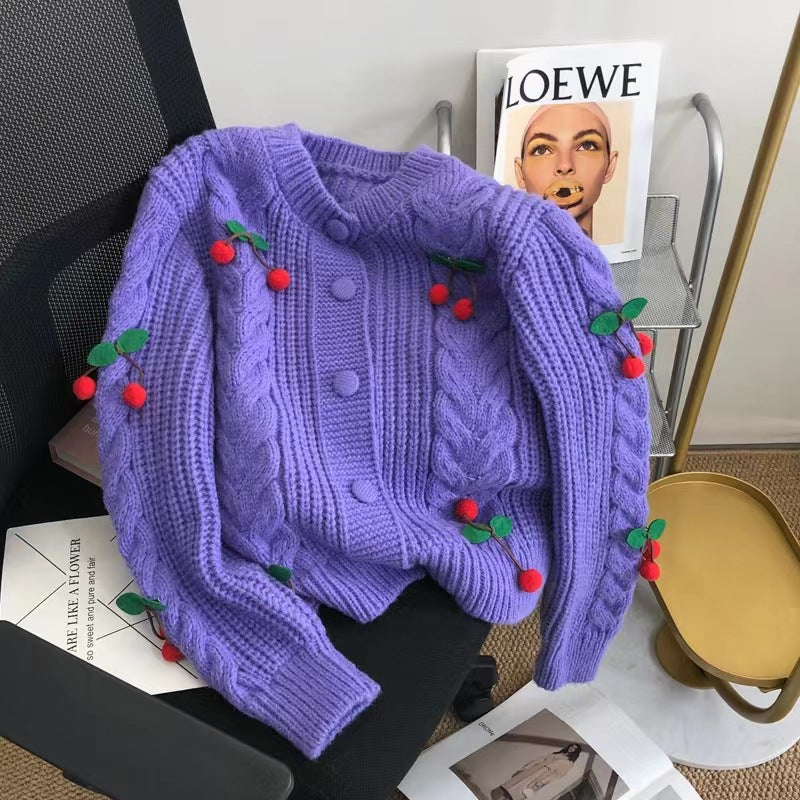 Damen Strickjacke mit verspieltem Kirschmotiv und eleganten Zopfmustern Mirla-Eva Jonsson
