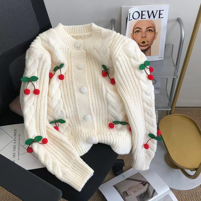 Damen Strickjacke mit verspieltem Kirschmotiv und eleganten Zopfmustern Mirla-Eva Jonsson