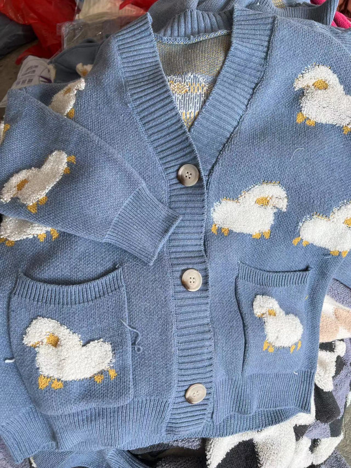 Damen Strickjacke mit verspieltem Schafmotiv und Taschen Mirla-Eva Jonsson