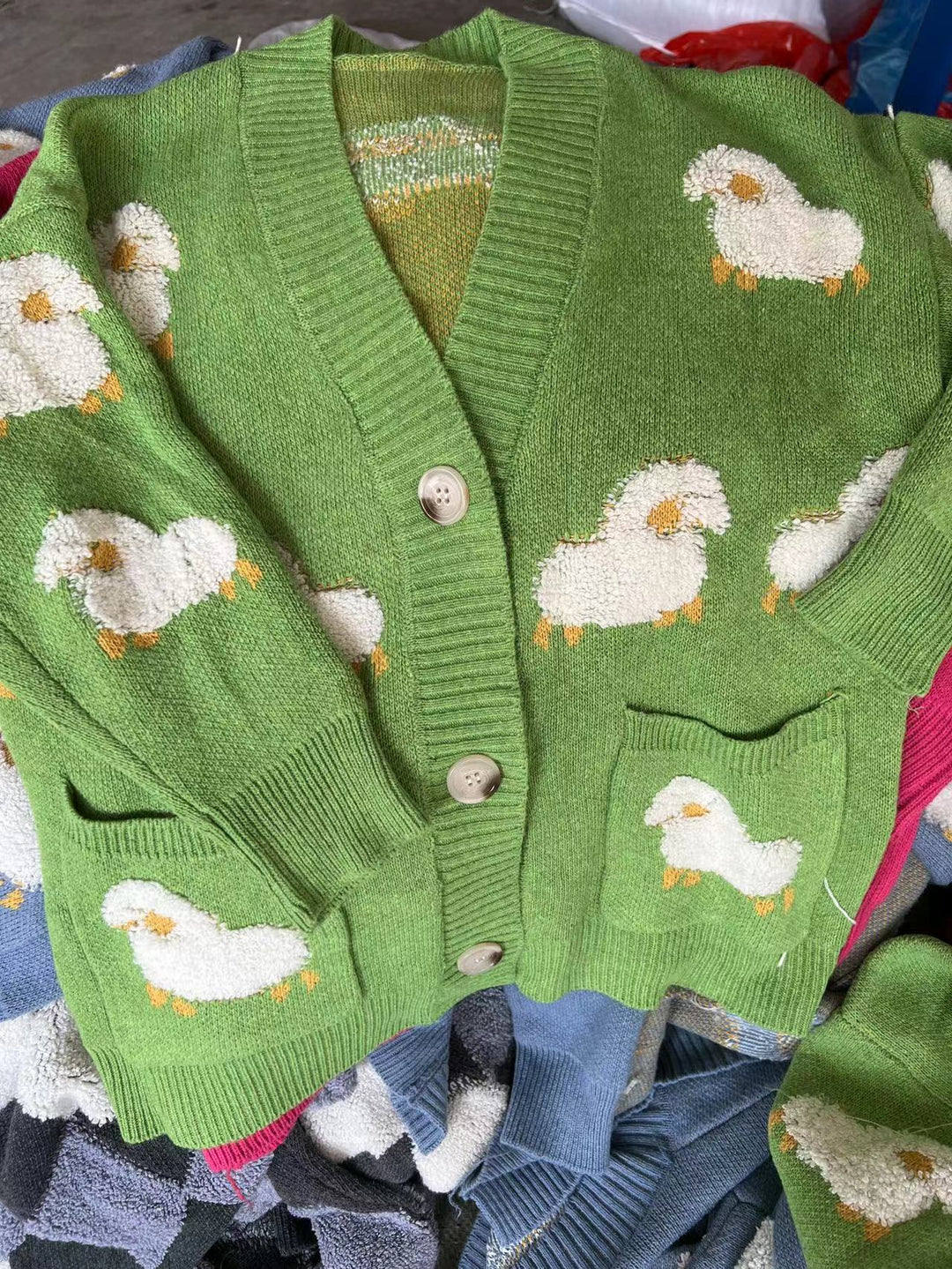 Damen Strickjacke mit verspieltem Schafmotiv und Taschen Mirla-Eva Jonsson