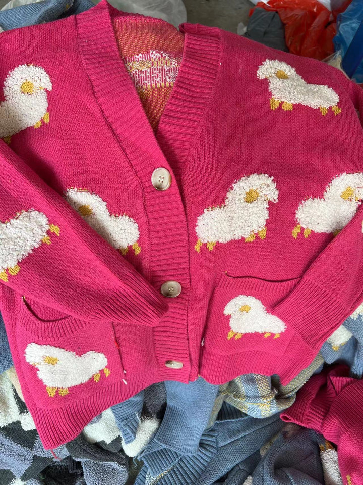 Damen Strickjacke mit verspieltem Schafmotiv und Taschen Mirla-Eva Jonsson