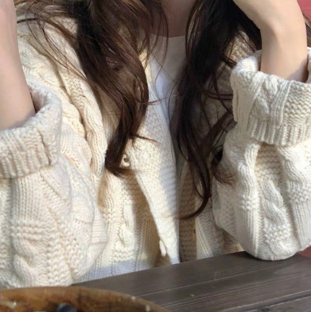 Damen Strickjacke mit voluminösen Ärmeln und detailreicher Zopfmusterung Mirla-Eva Jonsson