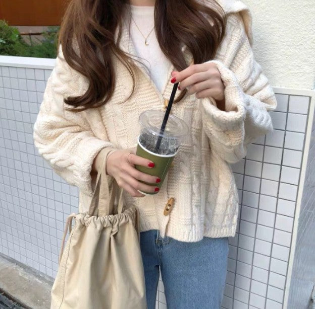 Damen Strickjacke mit voluminösen Ärmeln und detailreicher Zopfmusterung Mirla-Eva Jonsson
