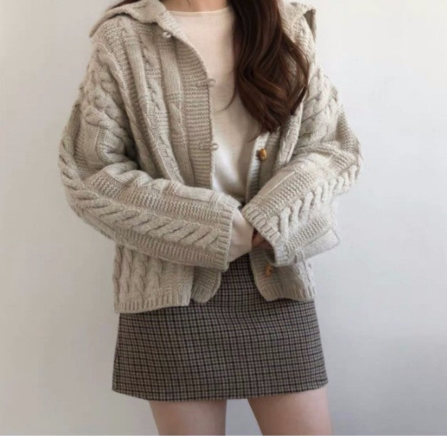 Damen Strickjacke mit voluminösen Ärmeln und detailreicher Zopfmusterung Mirla-Eva Jonsson