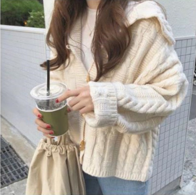 Damen Strickjacke mit voluminösen Ärmeln und detailreicher Zopfmusterung Mirla-Eva Jonsson