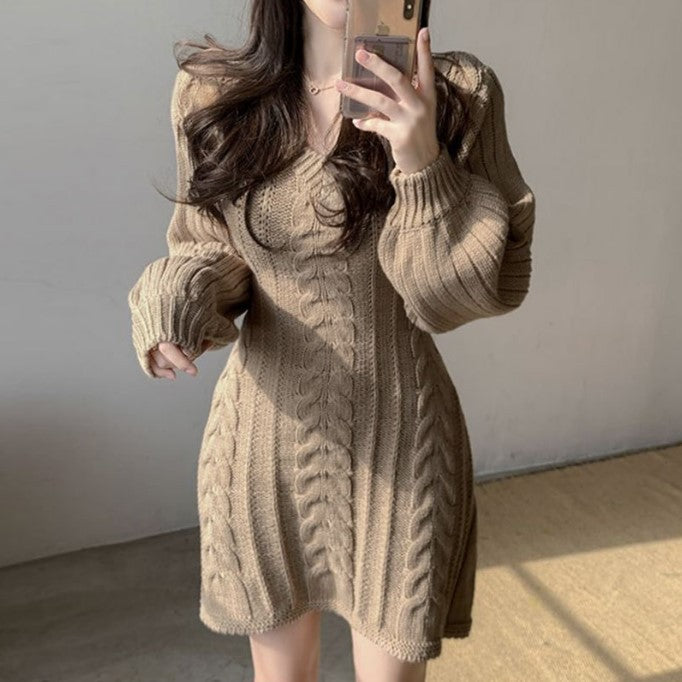 Damen Strickkleid mit weitem Schnitt und eleganten Zopfdetails Mirla-Eva Jonsson