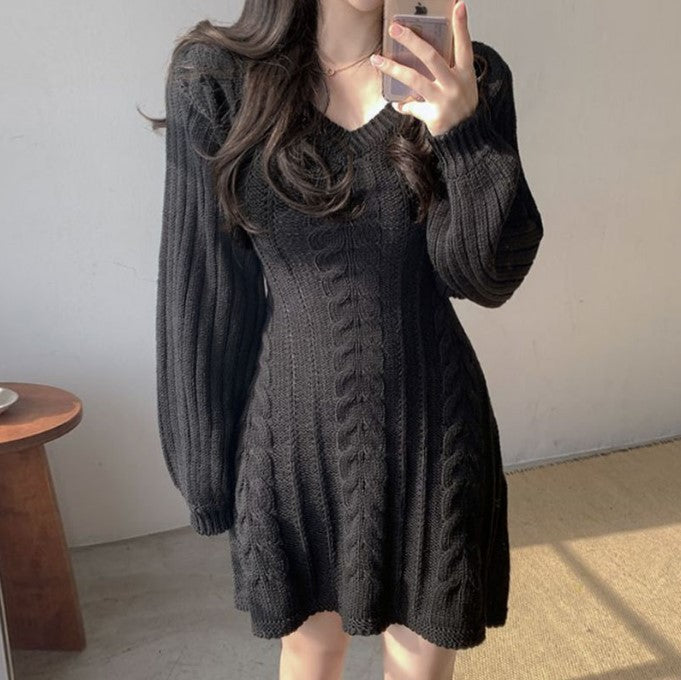 Damen Strickkleid mit weitem Schnitt und eleganten Zopfdetails Mirla-Eva Jonsson
