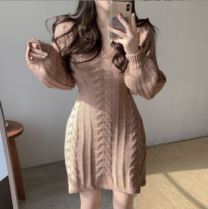 Damen Strickkleid mit weitem Schnitt und eleganten Zopfdetails Mirla-Eva Jonsson