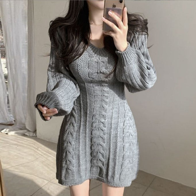 Damen Strickkleid mit weitem Schnitt und eleganten Zopfdetails Mirla-Eva Jonsson