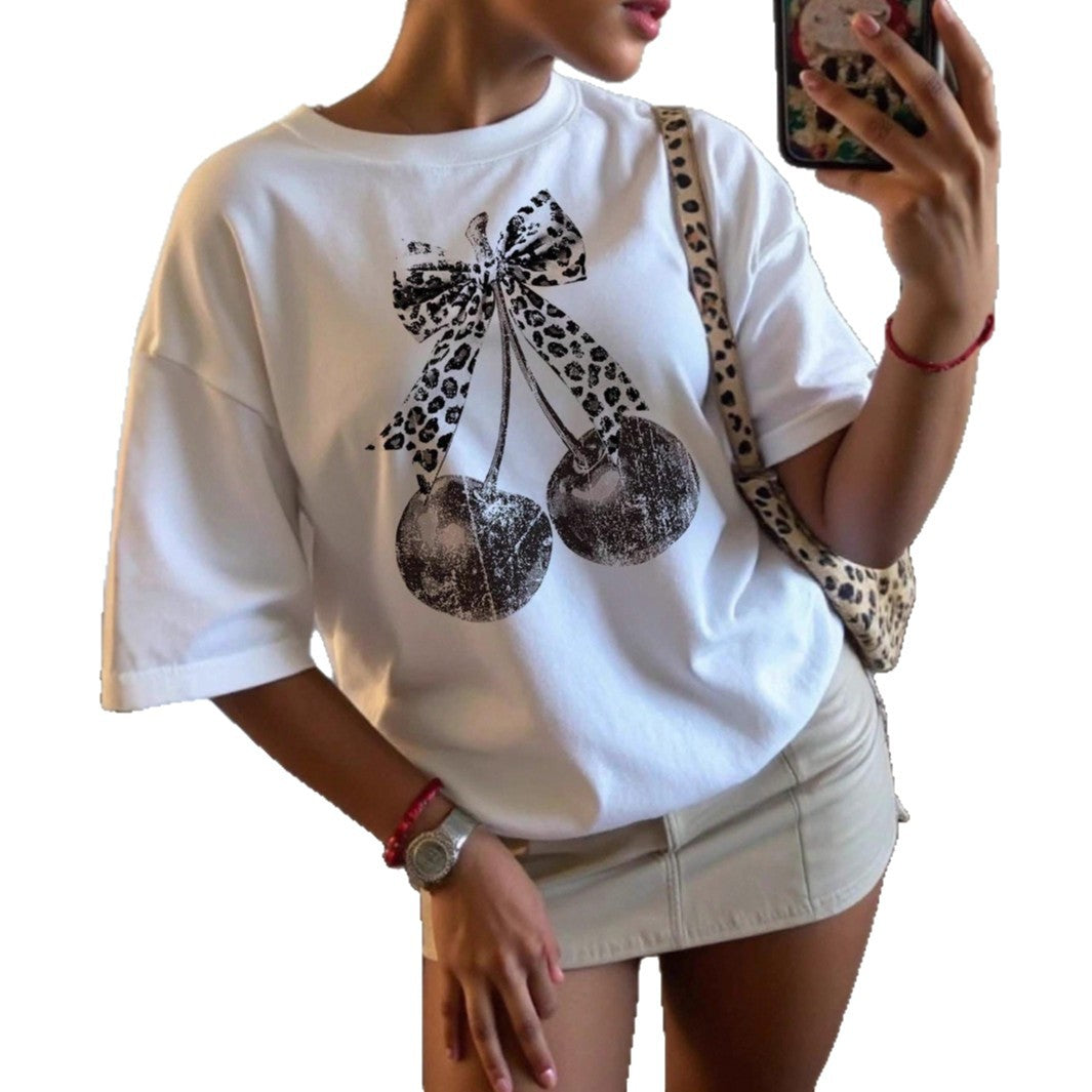 Damen T-shirt med kreativt körsbärsmotiv och leopardband Mirla-Eva Jonsson