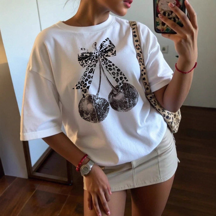 Damen T-shirt med kreativt körsbärsmotiv och leopardband Mirla-Eva Jonsson