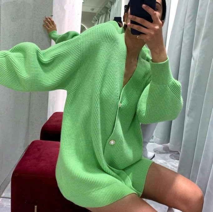 Damen Übergroße Strickjacke mit tiefem V-Ausschnitt und eleganten Knöpfen Mirla-Eva Jonsson