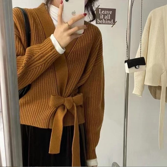 Damen Wickelstrickjacke mit weit geschnittenen Ärmeln und Taillengürtel Mirla-Eva Jonsson