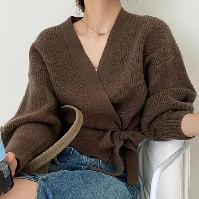 Damen Wickelstrickjacke mit weit geschnittenen Ärmeln und Taillengürtel Mirla-Eva Jonsson