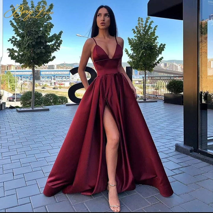 Damen aftonklänning med spännande benöppning och elegant V-ringning Mirla-Eva Jonsson