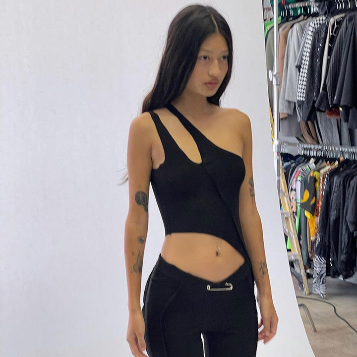 Damen asymmetrisk jumpsuit med modernt cut-out och elegant midjesnitt Mirla-Eva Jonsson