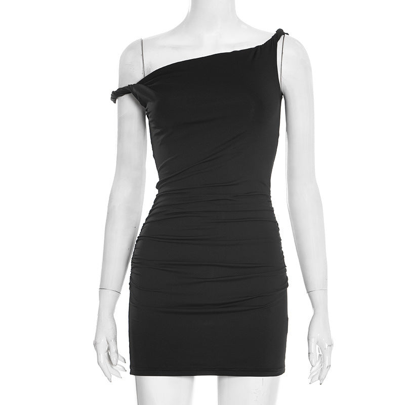 Damen asymmetrisk miniklänning med elegant volangdetalj Mirla-Eva Jonsson