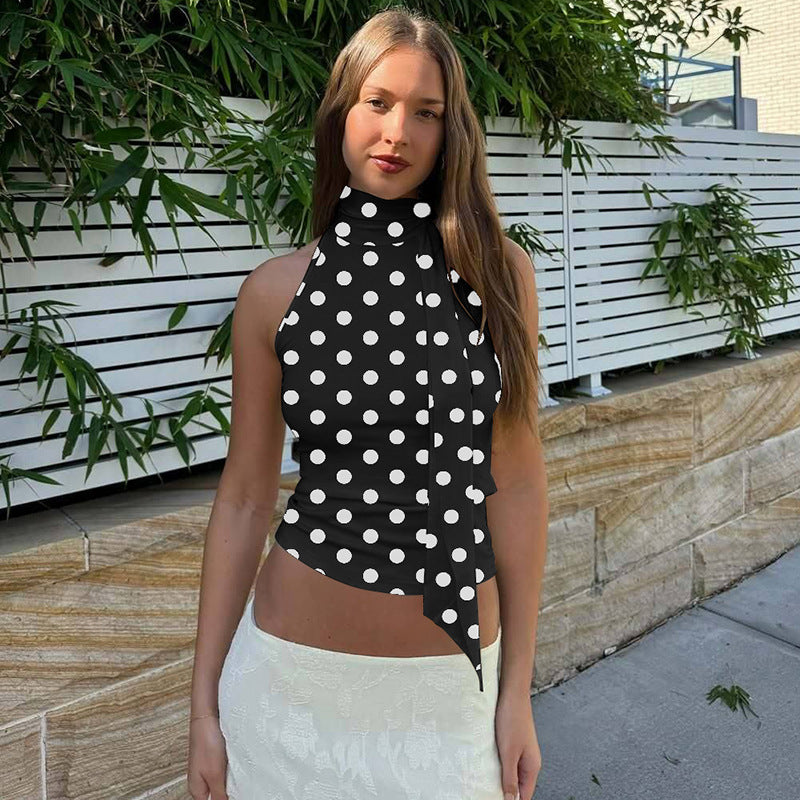 Damen asymmetrisk polka prick topp med höga skärlinjer och elegant halterdesign Mirla-Eva Jonsson