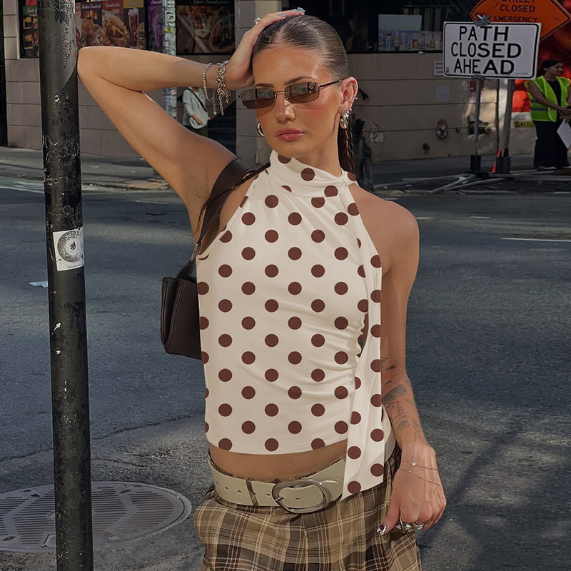 Damen asymmetrisk polka prick topp med höga skärlinjer och elegant halterdesign Mirla-Eva Jonsson