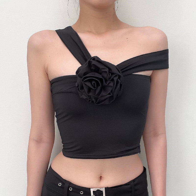 Damen asymmetrisk topp med floral applikation och justerbar rem Mirla-Eva Jonsson