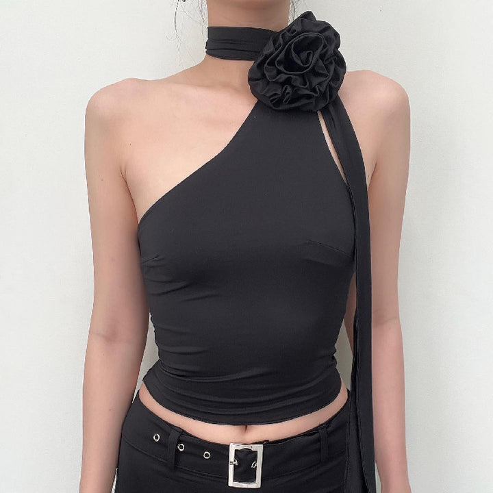 Damen asymmetrisk topp med floral applikation och justerbar rem Mirla-Eva Jonsson