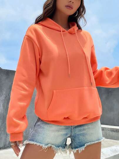 Damen avslappnad hoodie med bekväm passform och praktiska fickor Mirla-Eva Jonsson