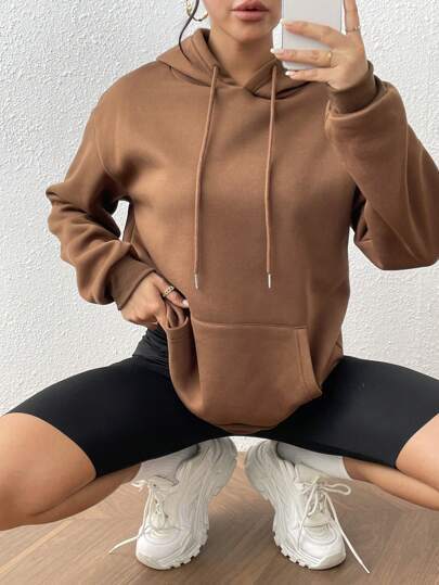 Damen avslappnad hoodie med bekväm passform och praktiska fickor Mirla-Eva Jonsson