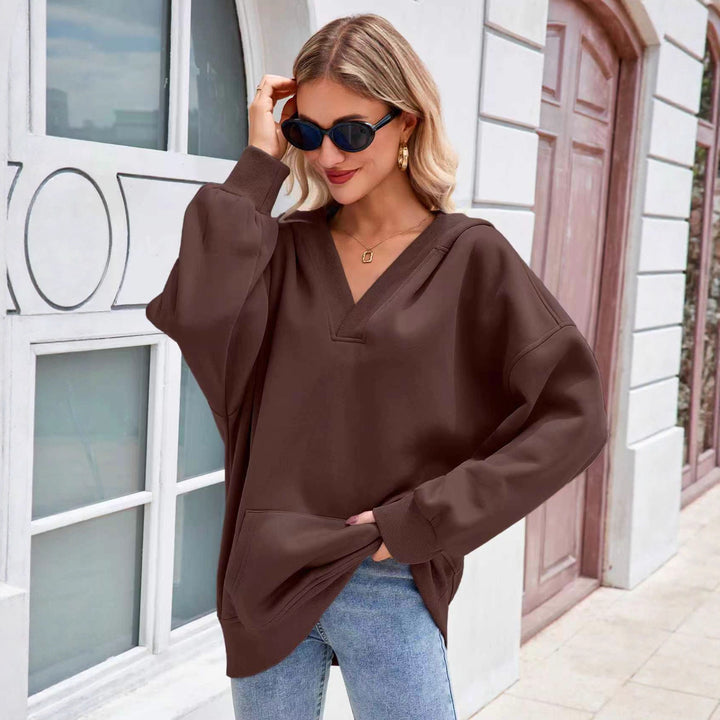 Damen avslappnad oversized hoodie med djup V-ringning och praktiska fickor Mirla-Eva Jonsson