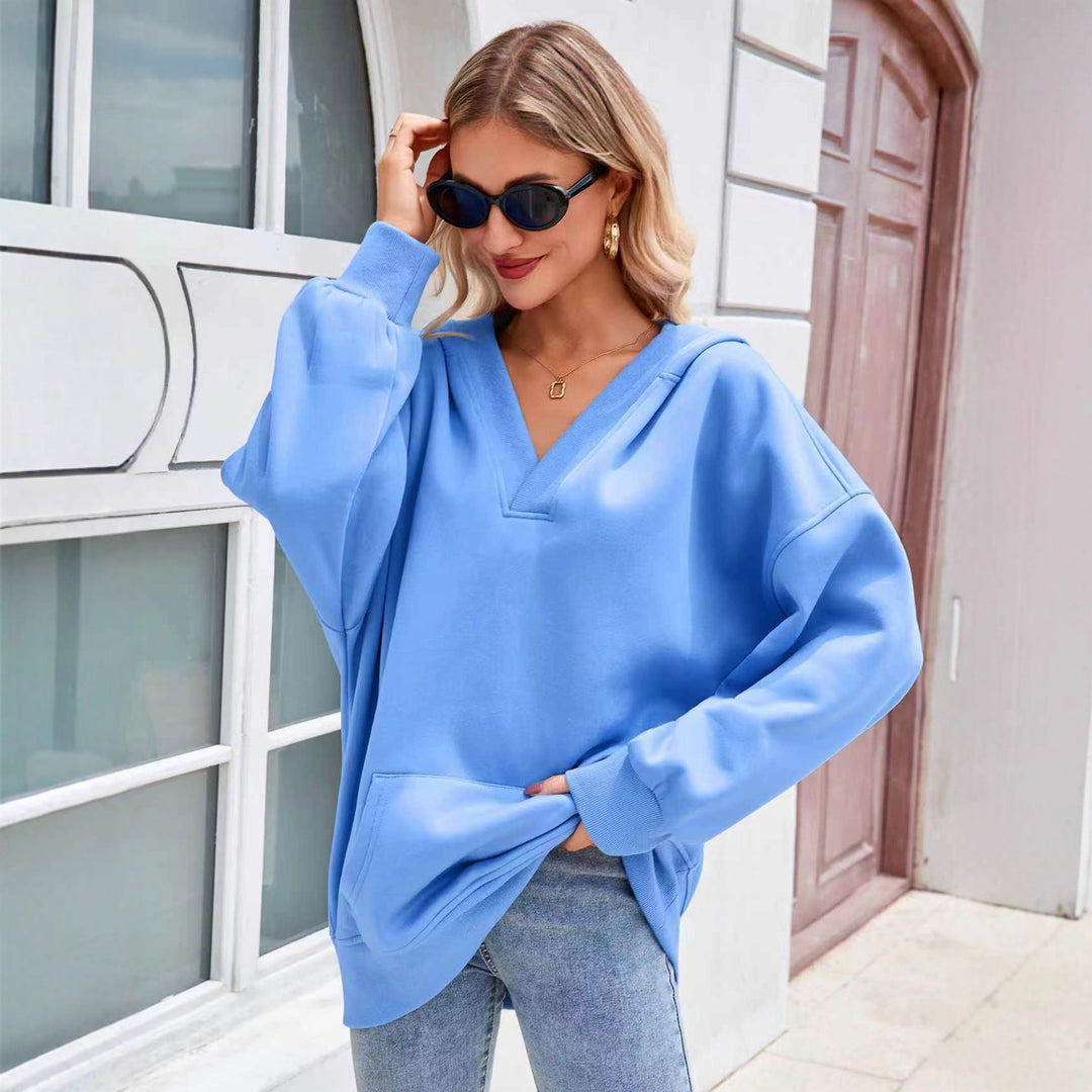 Damen avslappnad oversized hoodie med djup V-ringning och praktiska fickor Mirla-Eva Jonsson