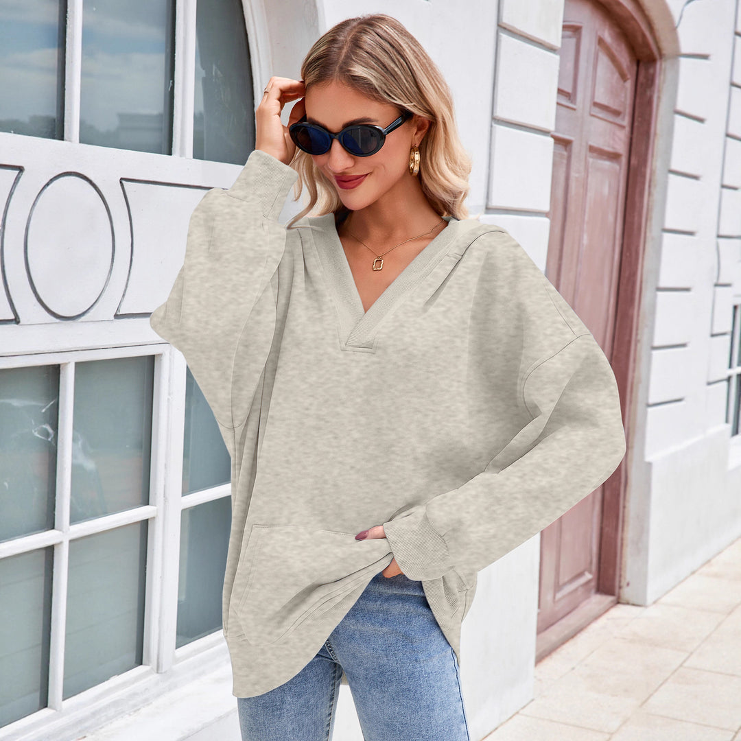 Damen avslappnad oversized hoodie med djup V-ringning och praktiska fickor Mirla-Eva Jonsson