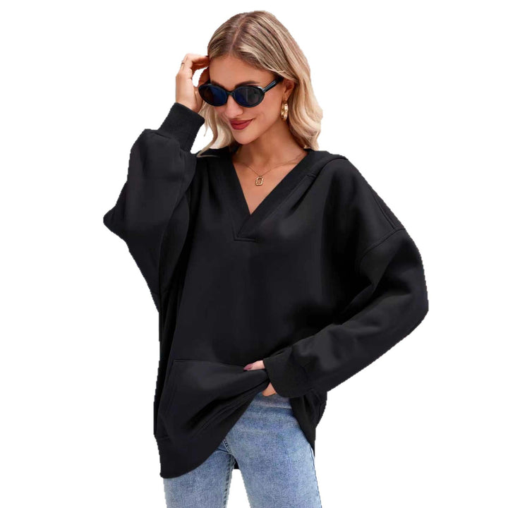Damen avslappnad oversized hoodie med djup V-ringning och praktiska fickor Mirla-Eva Jonsson