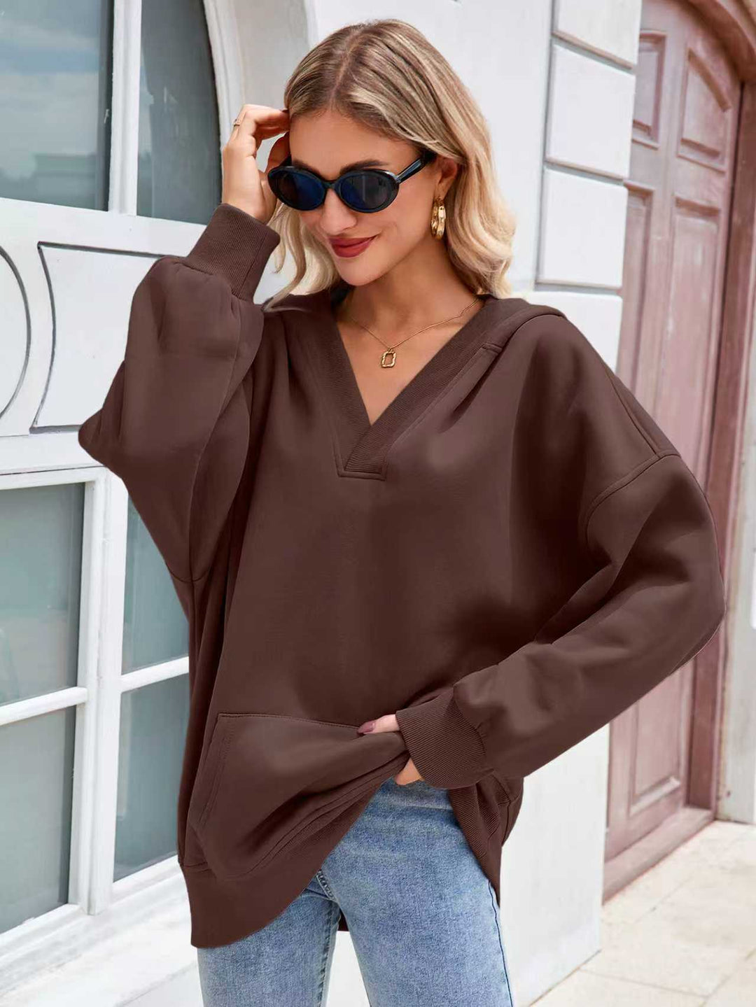 Damen avslappnad oversized hoodie med djup V-ringning och praktiska fickor Mirla-Eva Jonsson
