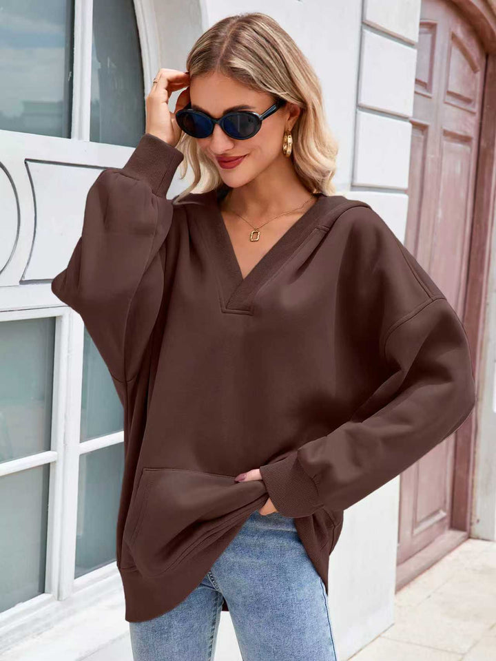 Damen avslappnad oversized hoodie med djup V-ringning och praktiska fickor Mirla-Eva Jonsson
