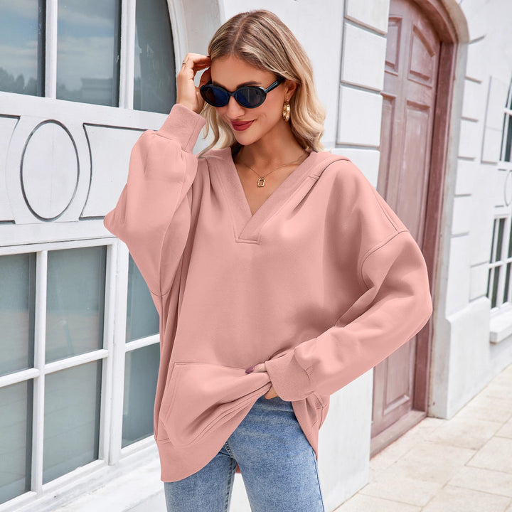 Damen avslappnad oversized hoodie med djup V-ringning och praktiska fickor Mirla-Eva Jonsson