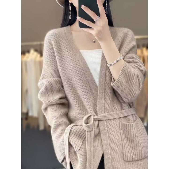Damen bequeme Strickjacke mit Taillengürtel und Taschen Mirla-Eva Jonsson