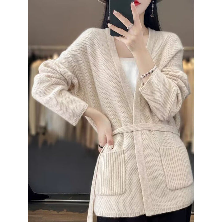 Damen bequeme Strickjacke mit Taillengürtel und Taschen Mirla-Eva Jonsson