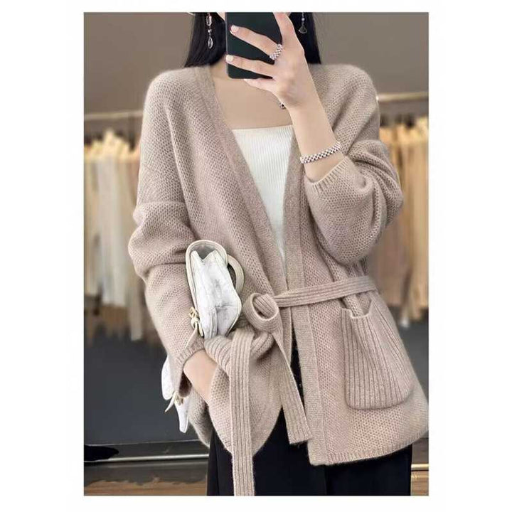 Damen bequeme Strickjacke mit Taillengürtel und Taschen Mirla-Eva Jonsson