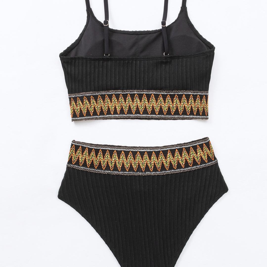 Damen bikini set med figurnära ribbmönster och färgglad elastisk midja Mirla-Eva Jonsson